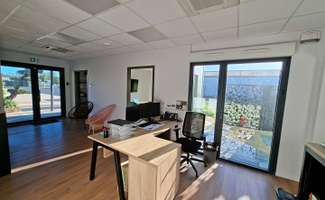 Photo Bureaux et commerces Landeronde