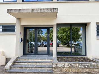 Location Bureaux et commerces 86 m&sup2;Le Houlme