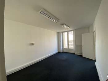Bureaux et commerces 4 pièces Bureaux et commerces 4 pièces