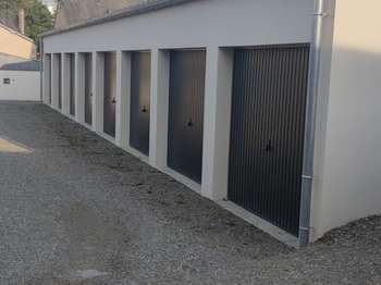 Location Garage box et parking 30 m&sup2;Laval