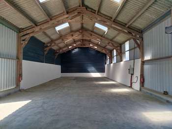 Location Garage box et parking 260 m&sup2;Plougar