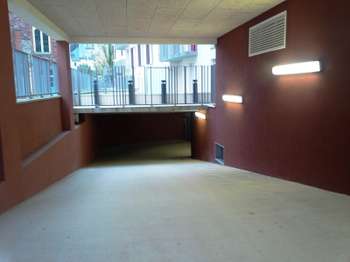 Location Garage box et parking 16 m&sup2;Rennes Bourg L'evêque