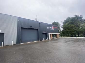 Location Garage box et parking 350 m&sup2;Valognes