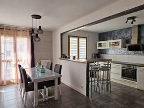 Vente Appartement 5 piècesSaint-Genest-Lerpt