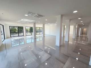 Bureaux et commerces 18 pièces