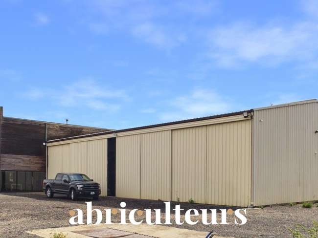 Local commercial 12 pièces 820 m² · à Tremblay-les-Villages · 820 m² · 699 000 €