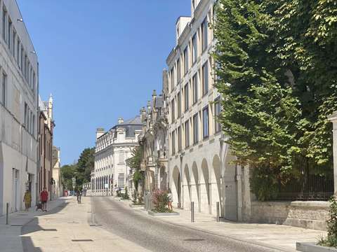 Bureaux et commerces Villeneuve-les-salines 17