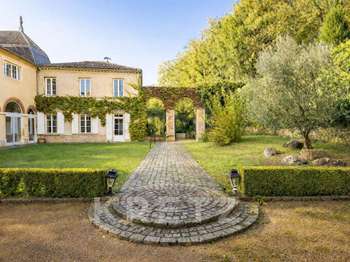 Maison 10 pièces 1000 m² · à Belleville-en-Beaujolais · 1 000 m² · 1 950 000 €