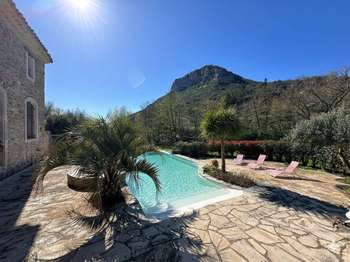 Maison 19 pièces 550 m² · à Saint-Hippolyte-du-Fort · 550 m² · 1 100 000 €