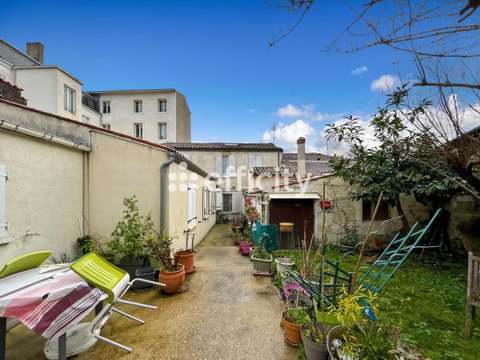 Immeuble 16 pièces Saintes 17
