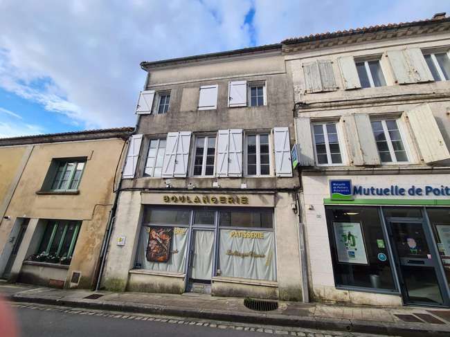 Immeuble 10 pièces 350 m² · à Villebois-Lavalette · 350 m² · 120 000 €