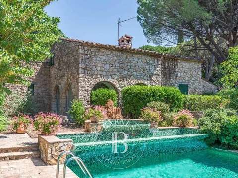 Vente maison 16 pièces Bagnols-en-Forêt 83