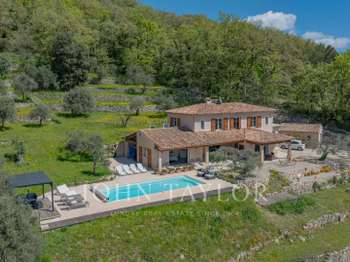 Maison 9 pièces 247 m² · à Châteauneuf-Grasse · 247 m² · 1 990 000 €