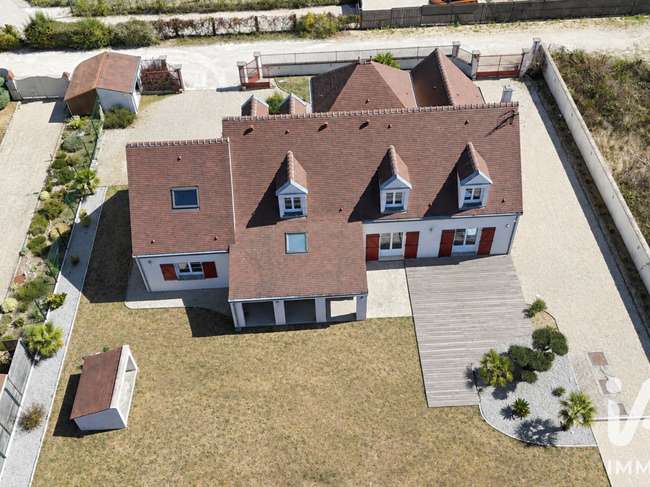 Maison 9 pièces 241 m² · à Châteauneuf-sur-Loire · 241 m² · 466 000 €
