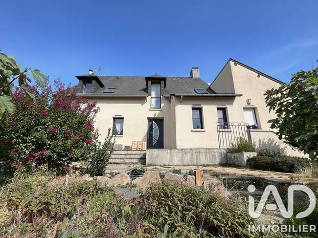 Maison 9 pièces 232 m² · à Fougerolles-du-Plessis · 232 m² · 240 000 €