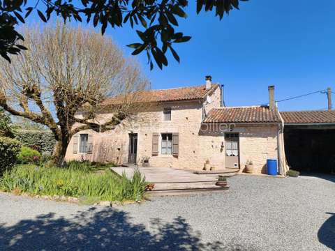 Vente maison 8 pièces La Chapelle-Pouilloux 79
