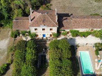 Maison 8 pièces 337 m² · à Londigny · 337 m² · 425 000 €