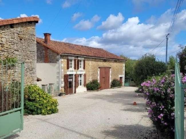 Maison 5 pièces 128 m² · à Nanteuil-en-Vallée · 128 m² · 159 500 €