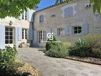 Maison 7 pièces 260 m² · à Saint-Fort-sur-le-Né · 260 m² · 556 000 €