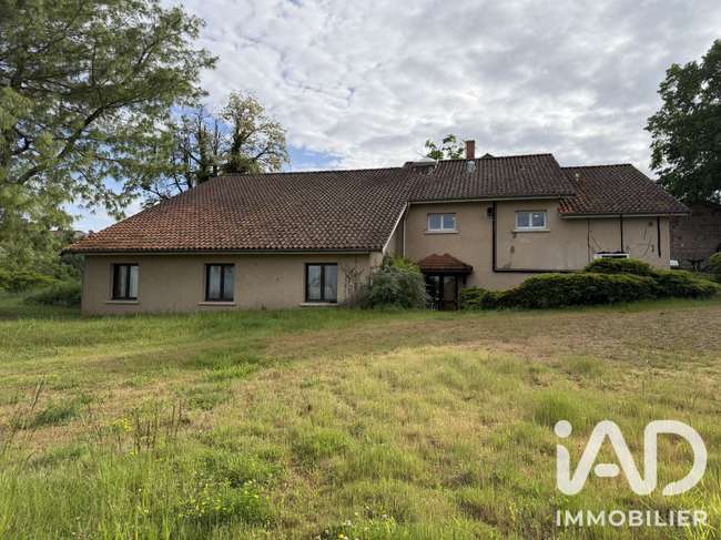 Maison 5 pièces 330 m² · à Saint-Haon-le-Vieux · 330 m² · 220 000 €