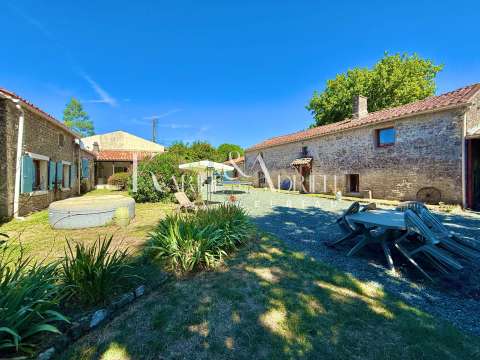 Vente maison 11 pièces Saint-Hilaire-des-Loges 85