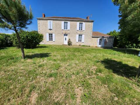 Vente maison 6 pièces Saint-Jean-de-Beugné 85