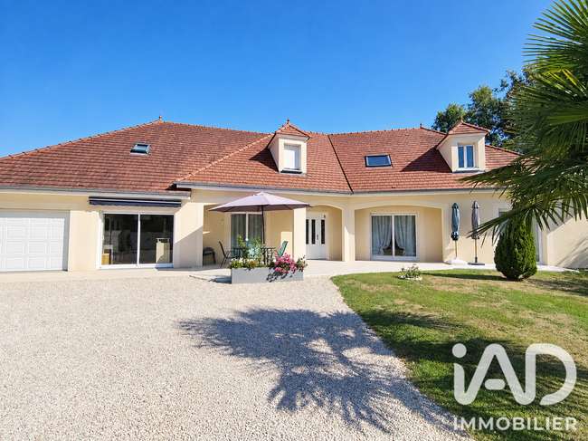 Maison 8 pièces 260 m² · à Saint-Lyé · 260 m² · 446 000 €