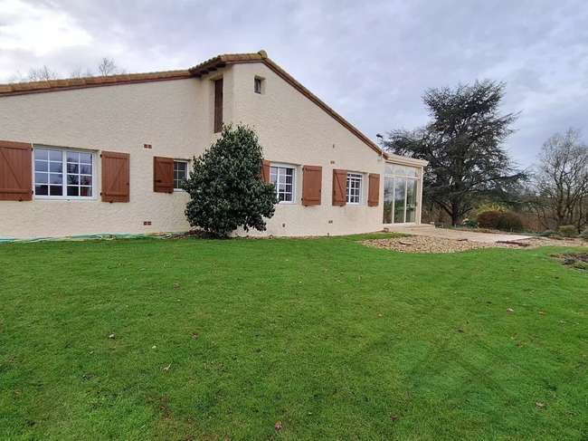 Maison 9 pièces 309 m² · à Saint-Pierre-des-Échaubrognes · 309 m² · 397 900 €