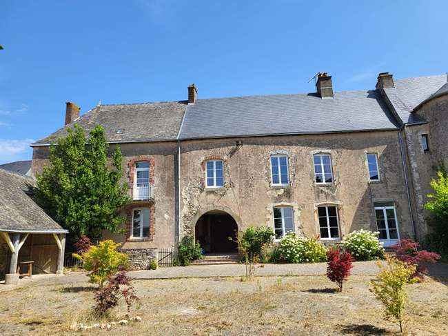 Maison 12 pièces 332 m² · à Sainte-Suzanne-et-Chammes · 332 m² · 295 080 €
