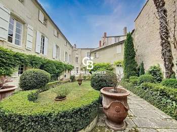 Maison 12 pièces 450 m² · à Saintes · 450 m² · 899 000 €