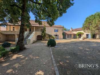 Maison 9 pièces 310 m² · à Savignac-les-Églises · 310 m² · 820 000 €