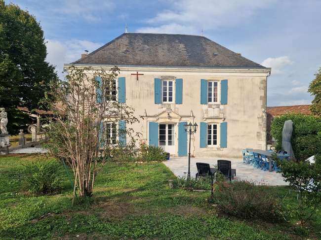 Maison 8 pièces 245 m² · à Surgères · 245 m² · 435 000 €