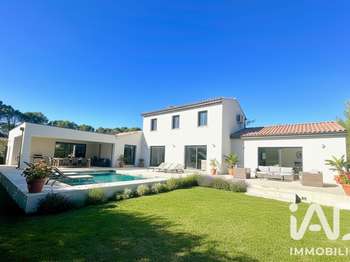 Maison 8 pièces 215 m² · à Uchaux · 215 m² · 669 000 €