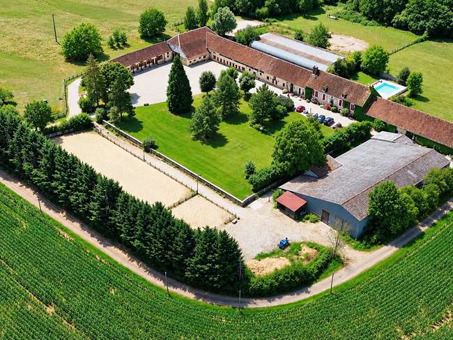 Maison 38 pièces 1540 m² · à Vanlay · 1 540 m² · 950 000 €