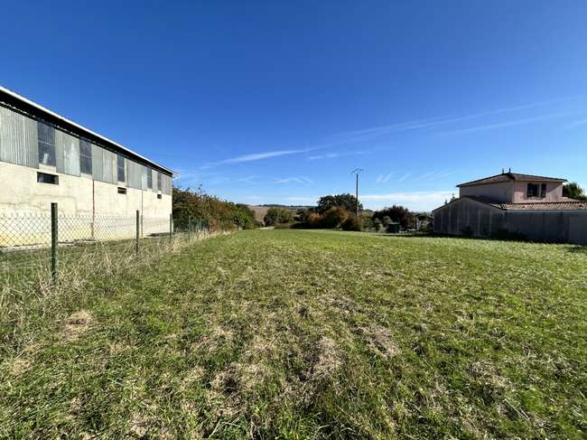 Terrain 1670 m² · à Beaumont-de-Lomagne · 1 670 m² · 38 400 €