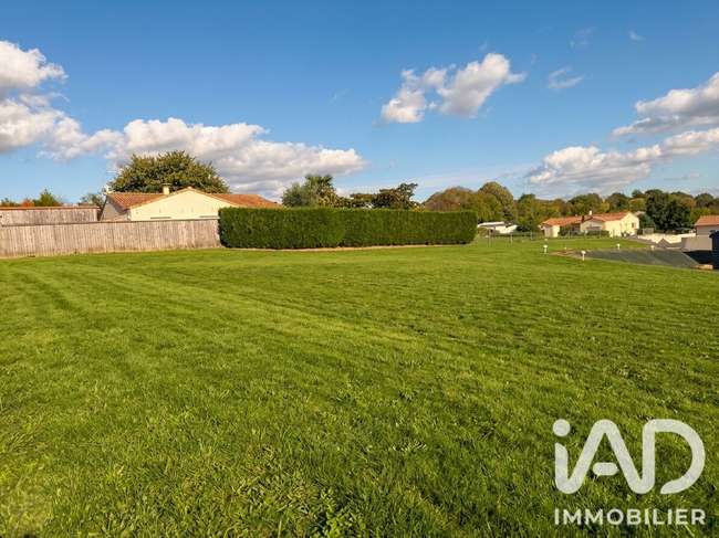 Terrain 692 m² · à La Châtaigneraie · 692 m² · 26 500 €